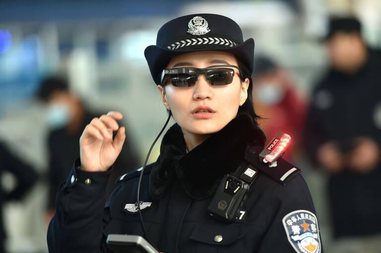 Modifican gafas inteligentes de Meta para reconocer personas en la calle usando inteligencia artificial