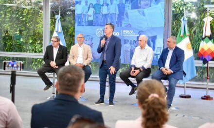 EL GOBERNADOR ZDERO ENTREGÓ TÍTULOS DE PROPIEDAD A VECINOS DE RESISTENCIA