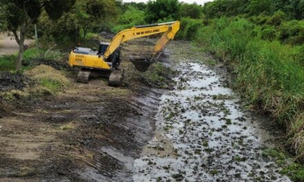 EL GOBIERNO PROVINCIAL TRABAJA EN LA LIMPIEZA DEL RIACHO ARAZÁ Y DEL CANAL AEROPUERTO